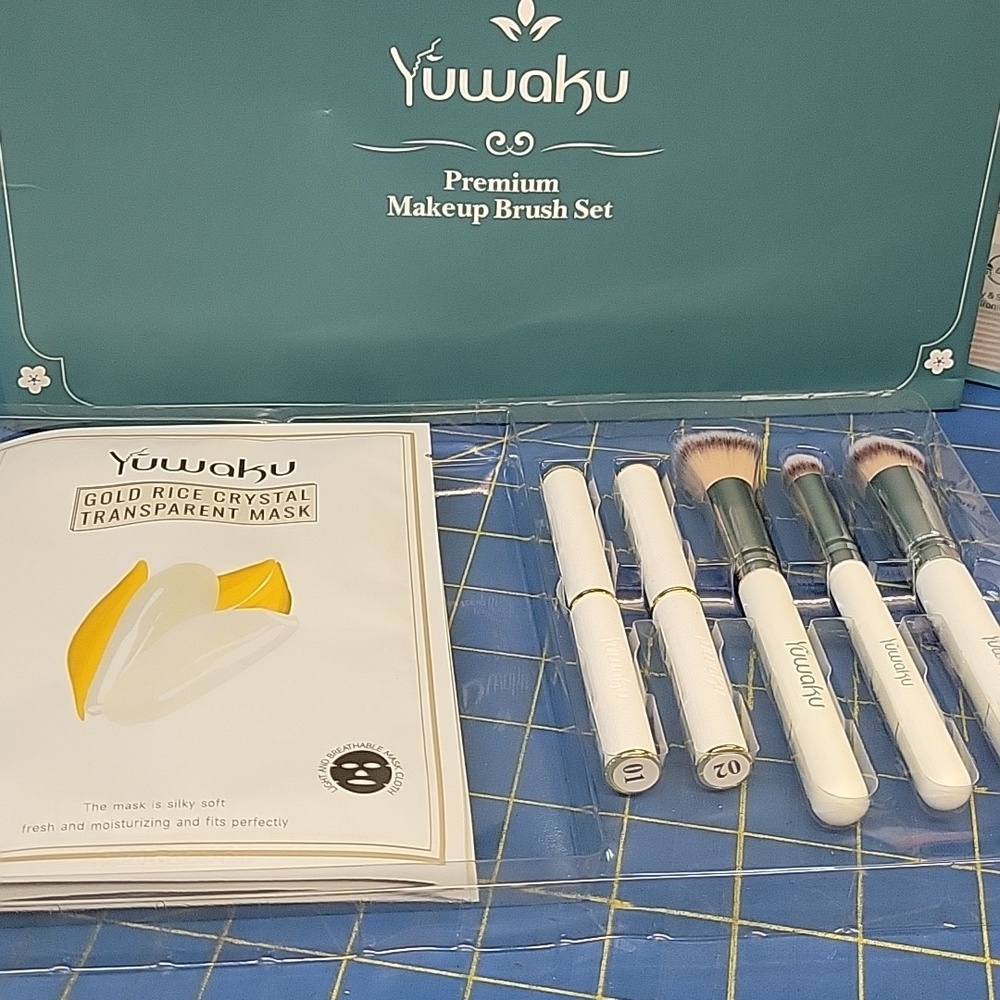 Yuwaku Makeup Brush Set Lipsticks & Mask New Un-Sealed Box
